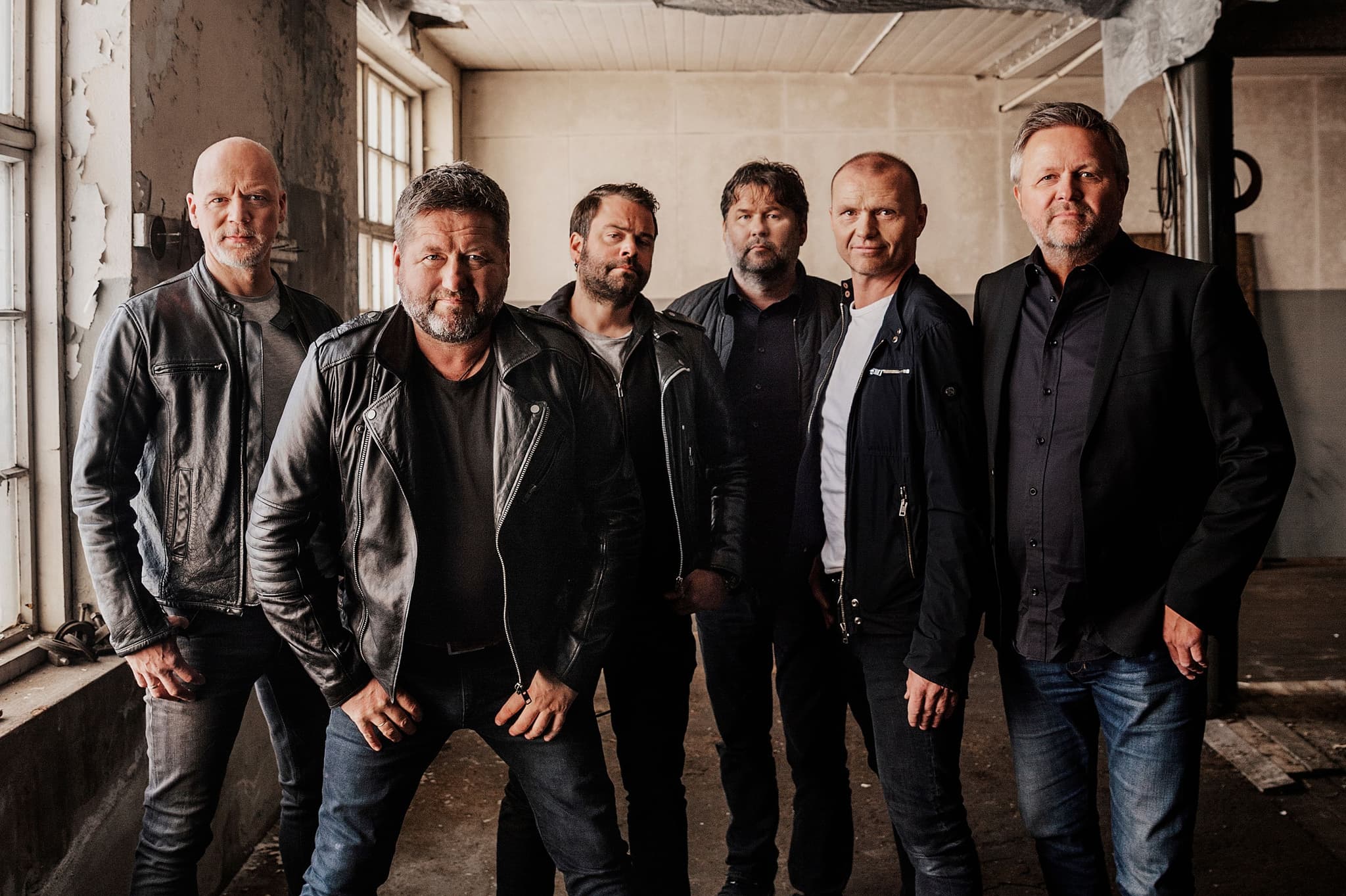 D.D.E. consists of Bjarne Brøndbo (vocals), Daniel Viken (guitars), Arnt Egil Rånes (guitars), Eskil Brøndbo (drums), Bård Jørgen Iversen (keyboard), and Eivind Berre (bass).